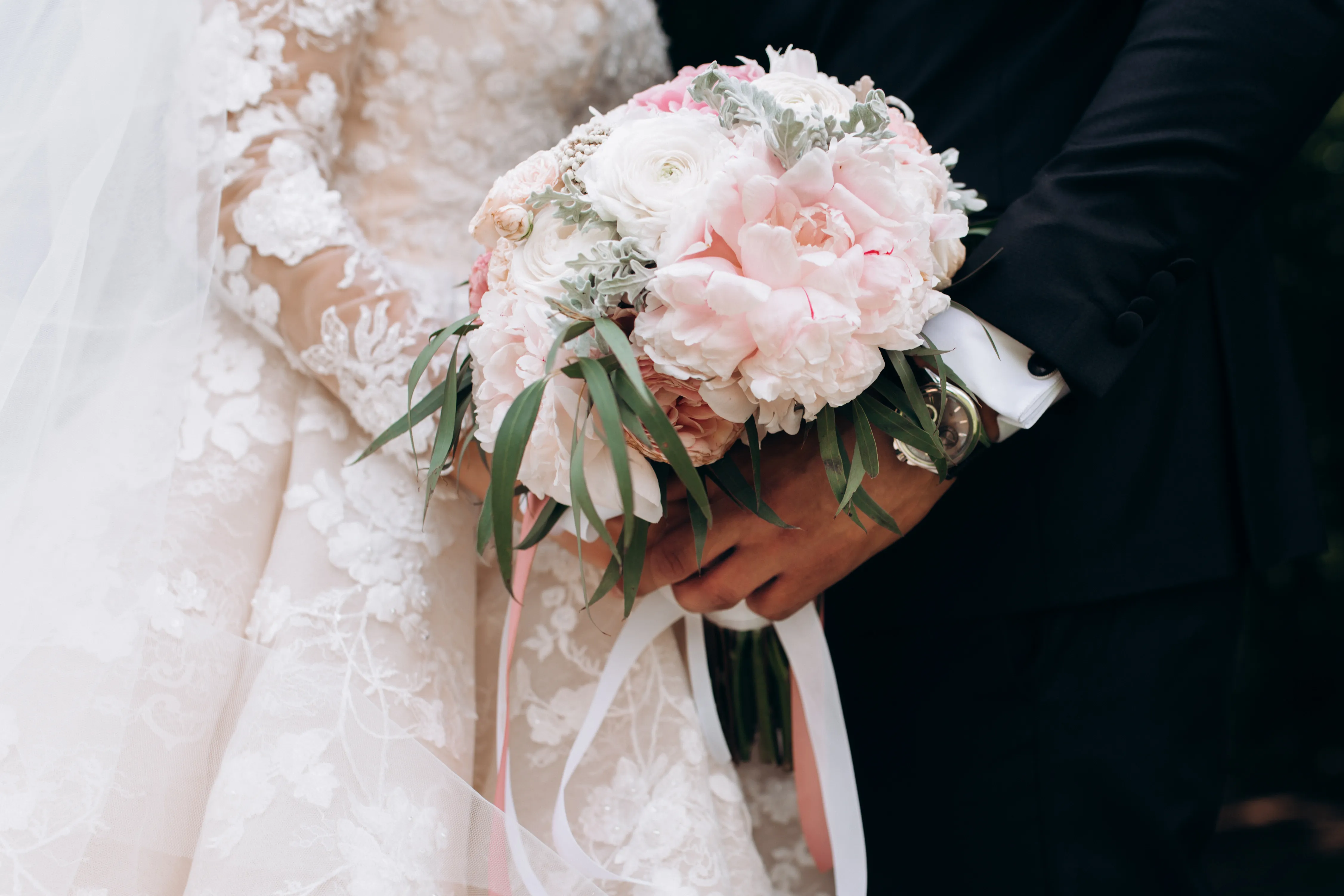 婚禮花束與新人,象徵透明定價與輕鬆擁有婚禮數位服務