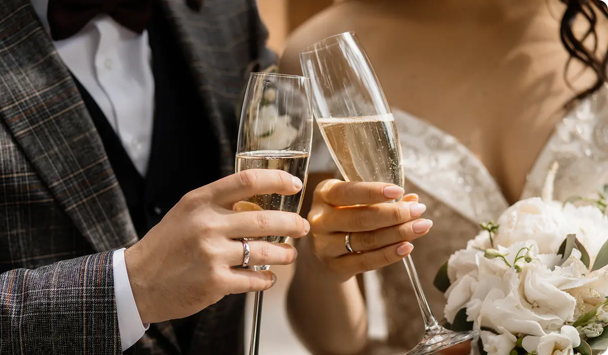 新人舉杯慶祝婚禮